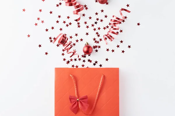 Torba na zakupy z świątecznym konfetti na białym tle — Zdjęcie stockowe