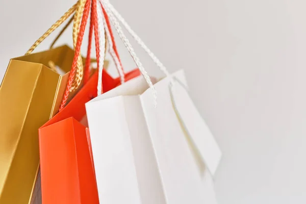 Bunte Einkaufstasche aus Papier auf weißem Hintergrund. Nahaufnahme — Stockfoto