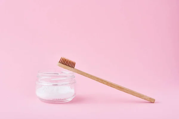 Cepillo de dientes de bambú de madera y bicarbonato de sodio en polvo en frasco de vidrio en — Foto de Stock