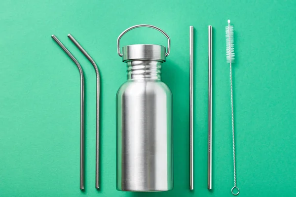 Reusable plastic free items on a green background. Top view of a — Stock Photo, Image