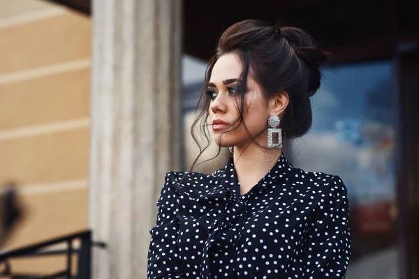 Primer plano retrato de mujer de negocios elegante con maquillaje al aire libre — Foto de Stock