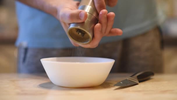 Man Paprika Schotel Witte Kom Met Peper Molen — Stockvideo