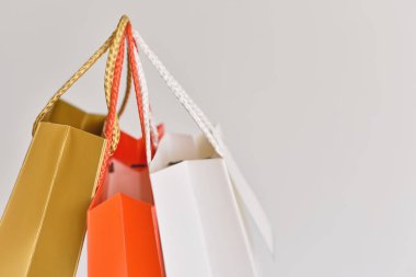 beyaz bir arka plan üzerinde renkli kağıt alışveriş çantası. yakın çekim
