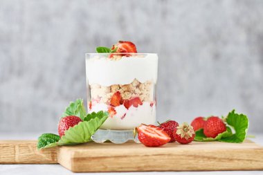 Çilekli granola ya da camlı smoothie ve taze böğürtlen.