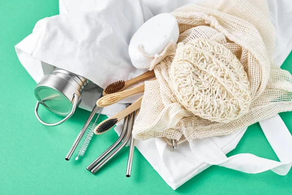 Concepto de cero residuos. Artículos reutilizables ecológicos en compras naturales — Foto de Stock