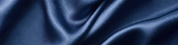 Серебряный шелковый фон с складками. Абстрактная текстура волнистой шелковой поверхности, широкое длинное знамя — стоковое фото