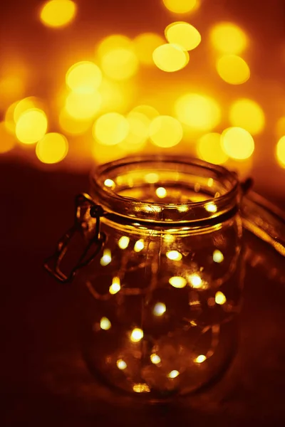 Fondo de luces doradas en un bokeh. Luces difusas abstractas desenfocadas — Foto de Stock