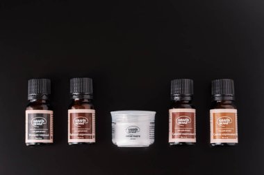 Dobrush, Belarus - 27 Ekim 2019: şişelerde doğal kına tozu ve arka planda kirpik fırçası