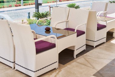 Boş teras, yaz günü masa ve sandalyeler.