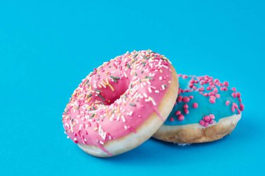 İki donat süslemeli ve mavi arkaplanda krema