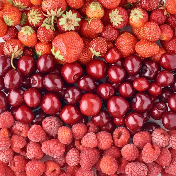 Background of a raspberry, cherry and strawberry, top view. Mixe — Stock Photo, Image