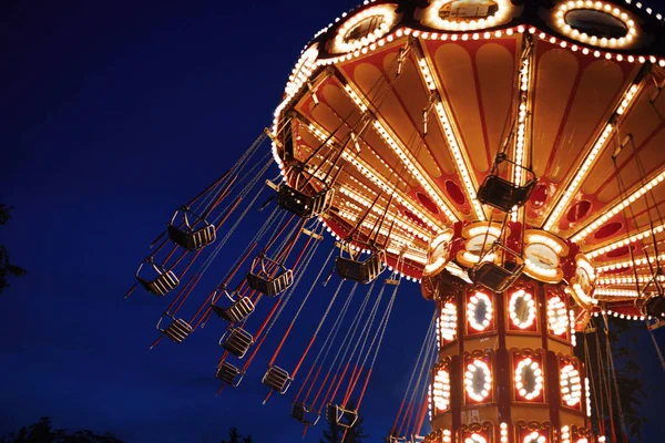 Giostra Merry-go-round nel parco divertimenti in una città di notte — Foto Stock