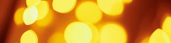 Fondo de luces doradas en un bokeh. Luces difusas abstractas desenfocadas — Foto de Stock