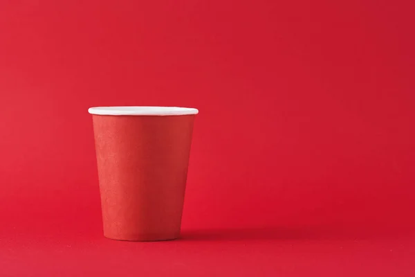 Piros papír kávéscsésze piros háttérrel és egy másoló. Minimalizmus stílus — Stock Fotó