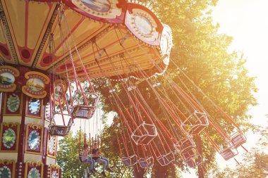 Lunaparkta atlı karınca zinciri.