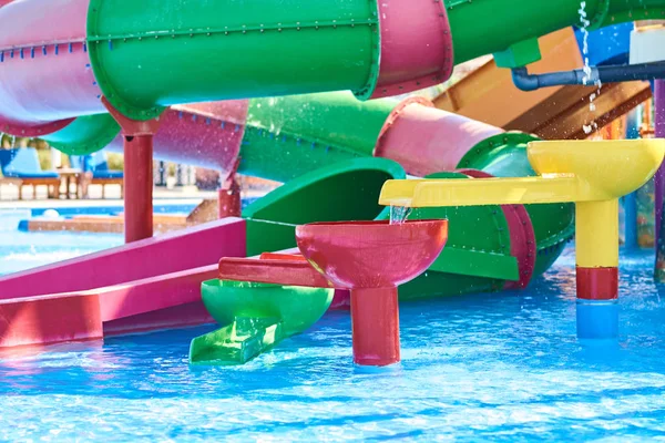 Bunte Wasserrutschen im Aquapark, Nahaufnahme — Stockfoto