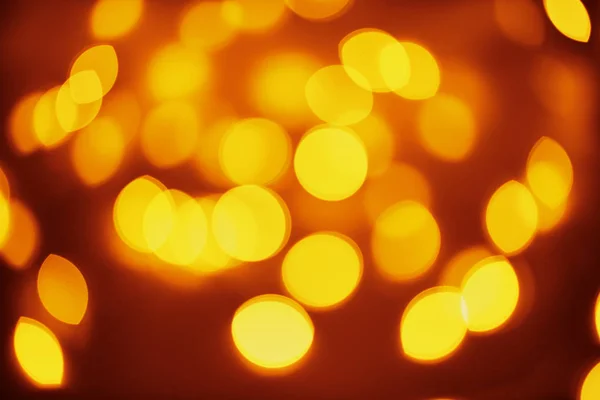 Fondo de luces doradas en un bokeh. Luces difusas abstractas desenfocadas — Foto de Stock