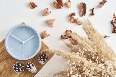 Beyaz arka planda süslemeleri olan çalar saat, üst manzara. Minimum düz yatış biçimi