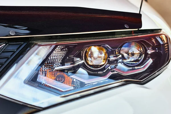 Primer plano del faro de coche moderno con una lámpara led — Foto de Stock