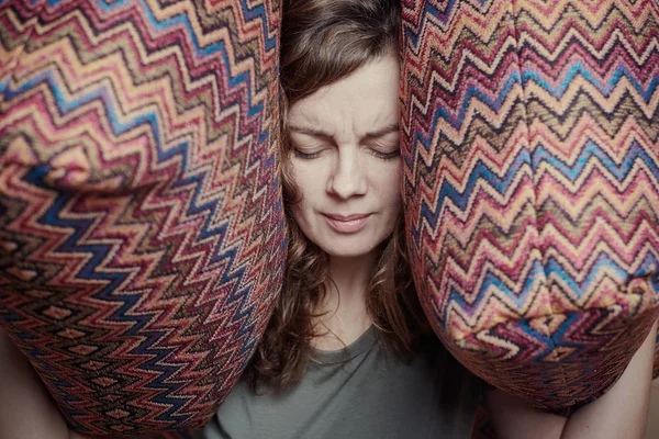 枕で女性は耳を閉じてください。頭痛や片頭痛を持つストレスの多い女性.負の感情の概念 — ストック写真