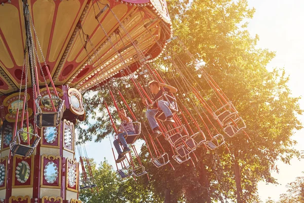Carrossel cadeia alegre-go-round no parque de diversões — Fotografia de Stock