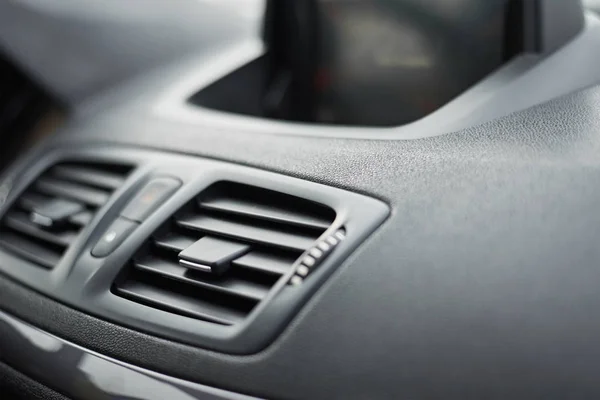 Rejilla de ventilación del aire acondicionado en el coche. Panel de control climático — Foto de Stock