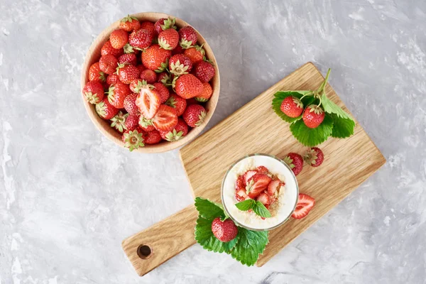 Клубничный мюсли или смузи в стакане и свежие ягоды в — стоковое фото