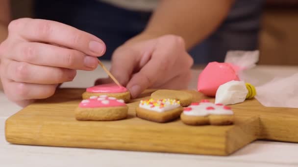 Process Decorating Gingerbread Icing Woman Hands Decorate Cookies Heart Shape — 비디오