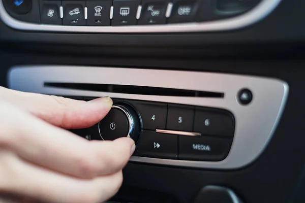 Mano presionar el botón en la radio del coche, cerrar — Foto de Stock