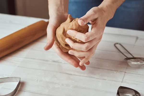 Mujer amasa masa con las manos en la cocina —  Fotos de Stock