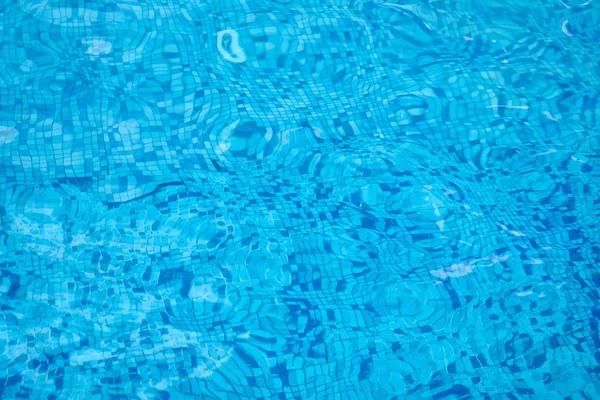 Fond de l'eau dans la piscine bleue, surface de l'eau avec un — Photo