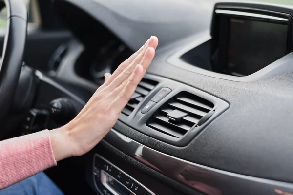 Женская рука на вентиляционной решетке в машине. Климат-контроль — стоковое фото
