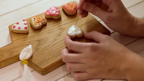 Prozess Der Dekoration Von Lebkuchen Mit Zuckerguss Frauenhände Verzieren Plätzchen — Stockvideo