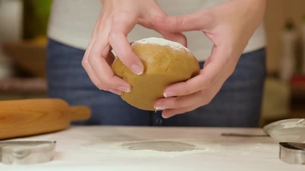 Mãos Mulher Amassam Massa Farinha Mesa Cozinha — Vídeo de Stock