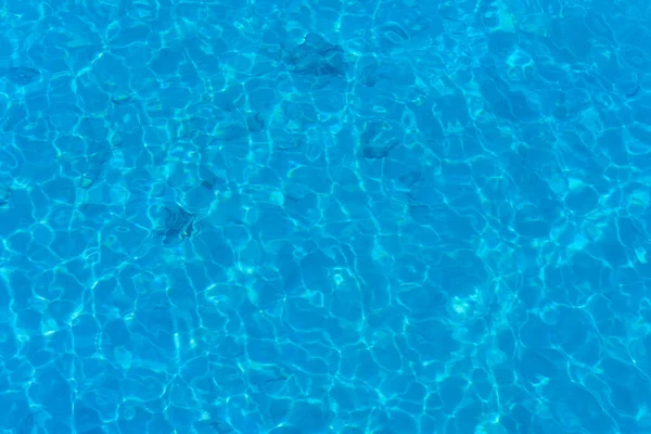 Fond de l'eau dans la piscine bleue, surface de l'eau avec un — Photo