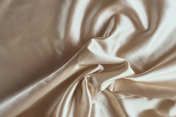 Sfondo in seta dorata con pieghe. Texture astratta della superficie raso increspato — Foto Stock
