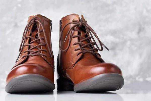 Par de botas de cuero marrón para mujer sobre fondo blanco — Foto de Stock