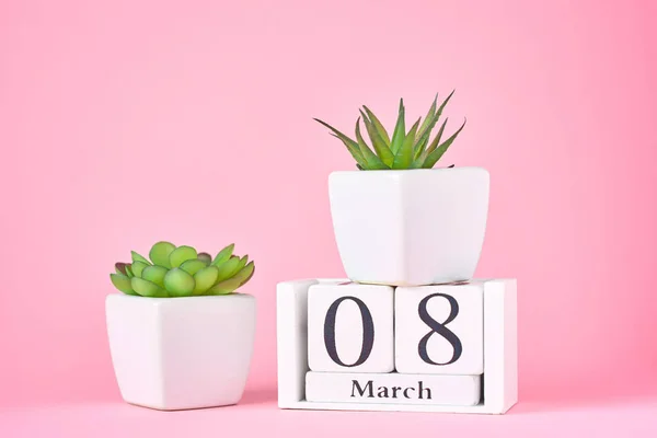 5.妇女日的概念。日期为3月8日的木制日历块，在粉色背景上种植，并留有复制空间 — 图库照片