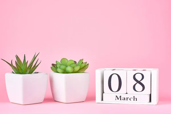 5.妇女日的概念。日期为3月8日的木制日历块，在粉色背景上种植，并留有复制空间 — 图库照片