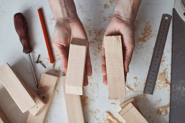 Marangozlar atölyedeki ahşap kalasları tutuyorlar. Diy ahşap işçiliği ve mobilya yapımı kavramı