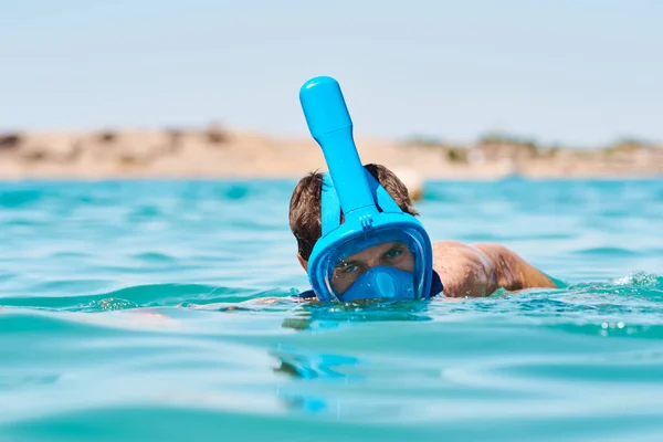 Man Med Snorkel Full Ansiktsmask Dyker Blått Hav Sommarsemester — Stockfoto