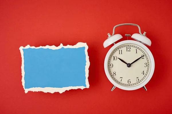 Reloj Despertador Clásico Vintage Blanco Con Campanas Hoja Papel Rota — Foto de Stock