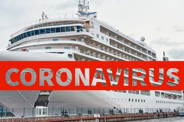 Beyaz yolcu gemisi CORONAVIRUS tehlike mesajı ile limana yanaştı. COVID-19 virüs enfeksiyonu gemideki turistler