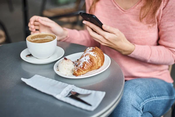 Vrouw Ontbijten Caffe Smartphone Gebruiken Meisje Chatten Het Gebruik Van — Stockfoto