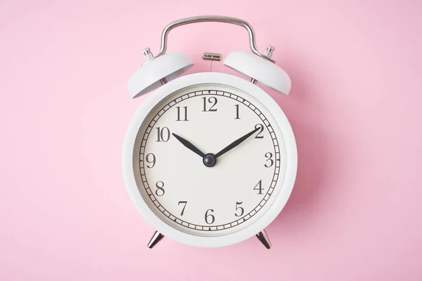 Relógio Alarme Retro Branco Fundo Rosa Com Espaço Cópia Conceito — Fotografia de Stock