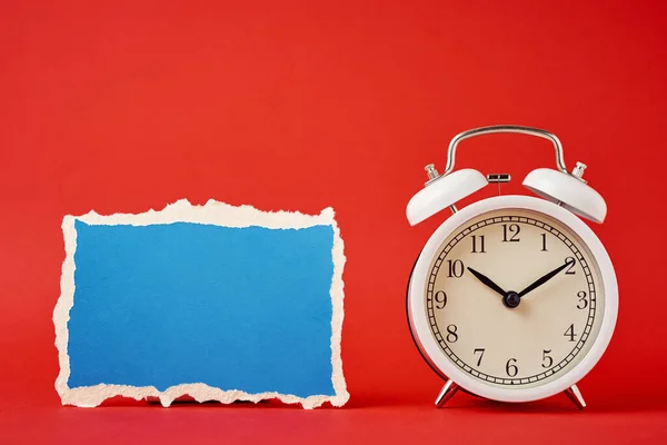 Reloj Despertador Clásico Vintage Blanco Con Campanas Hoja Papel Rota — Foto de Stock