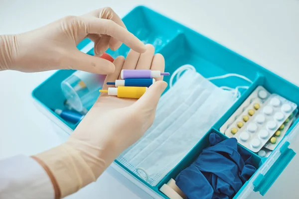 Frau Handschuhen Hält Lanzette Für Blut Medikamentenbox Für Hause Mit — Stockfoto