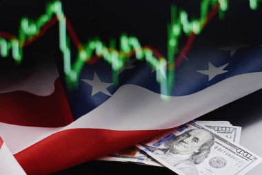 Küresel ekonomi kavramında mali kriz. Borsa para birimi alıntıları, Amerikan bayrağı ve dolar banknotları.