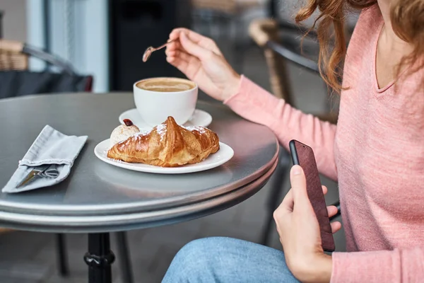 Vrouw Ontbijten Caffe Smartphone Gebruiken Meisje Chatten Het Gebruik Van — Stockfoto