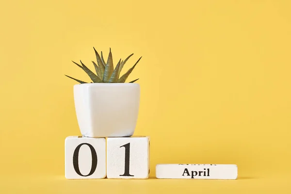 木块日历 日期为4月1日 背景为黄色 愚人节概念 — 图库照片
